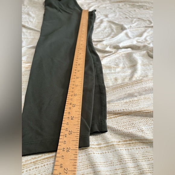 Under armour dark green fitted leggings size medium 26” inseam - Picture 11 of 12